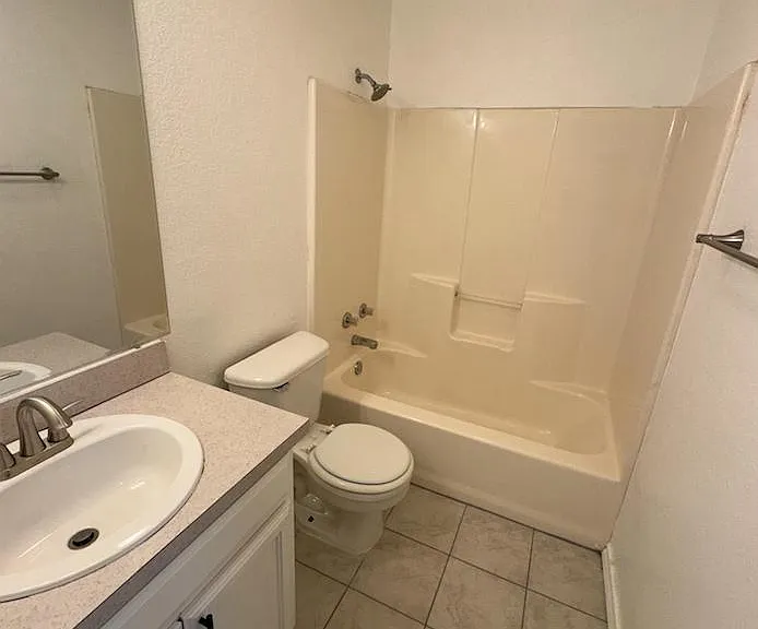 927 W Chestnut St #C — Photo 17