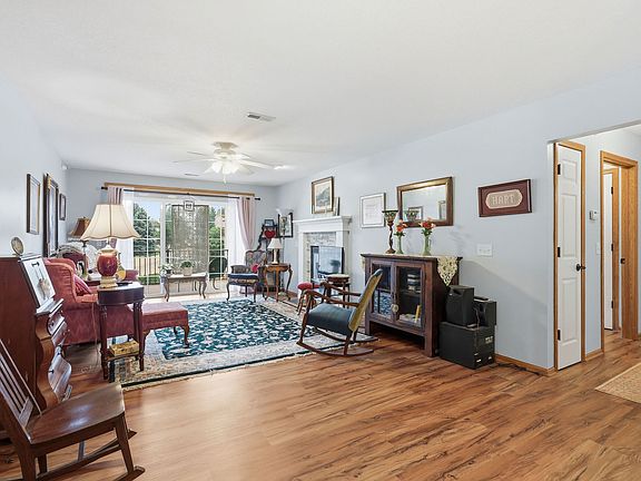 5th image of 3040 Holiday Ct #5