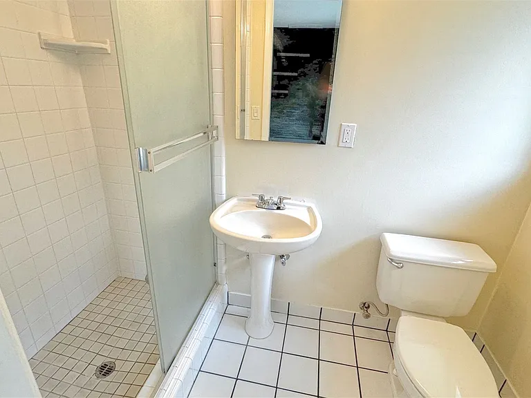 1480 SW Huntington Ave — Photo 8