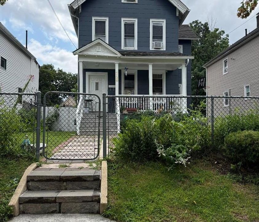 1st image of 725 W 3rd St
