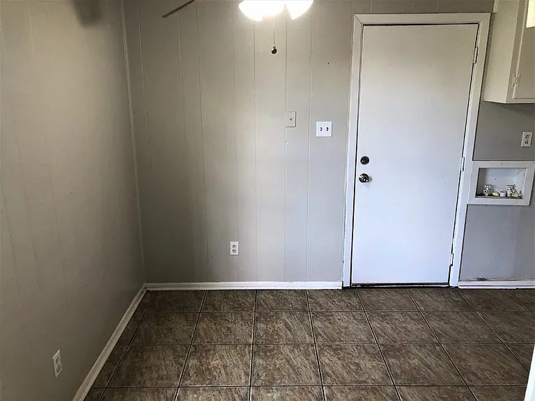 2403 E 5th St — Photo 3