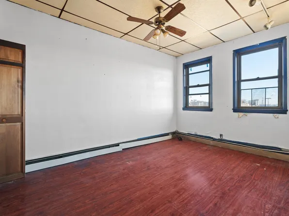 526 Avenue East image 10 of 18