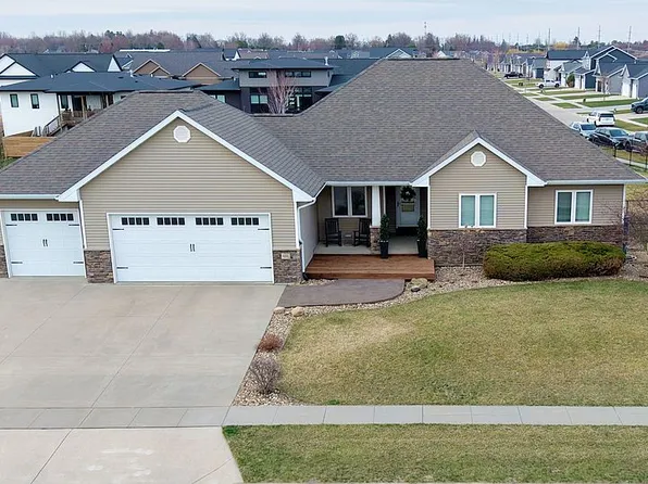 4202 Wild Horse Dr, Cedar Falls, IA 50613