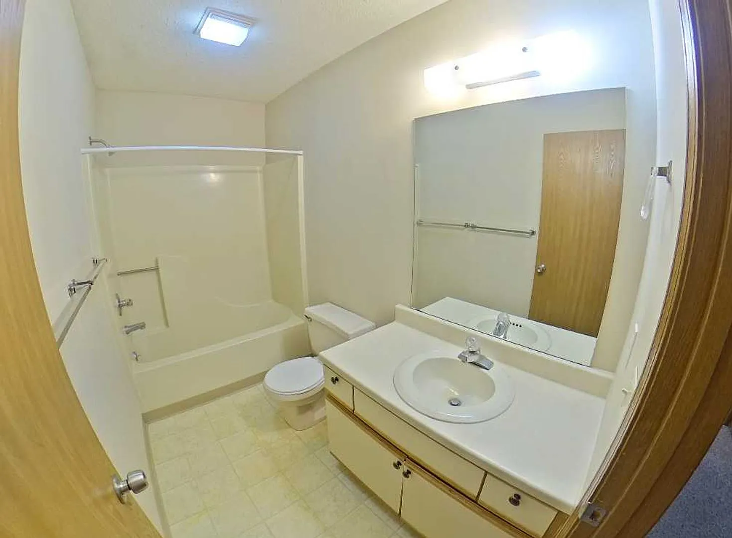 Beautiful Town Home + Patio + Easy Highway Access to Seth Child Ave + Washer & Dryer Included! Av... — Photo 4