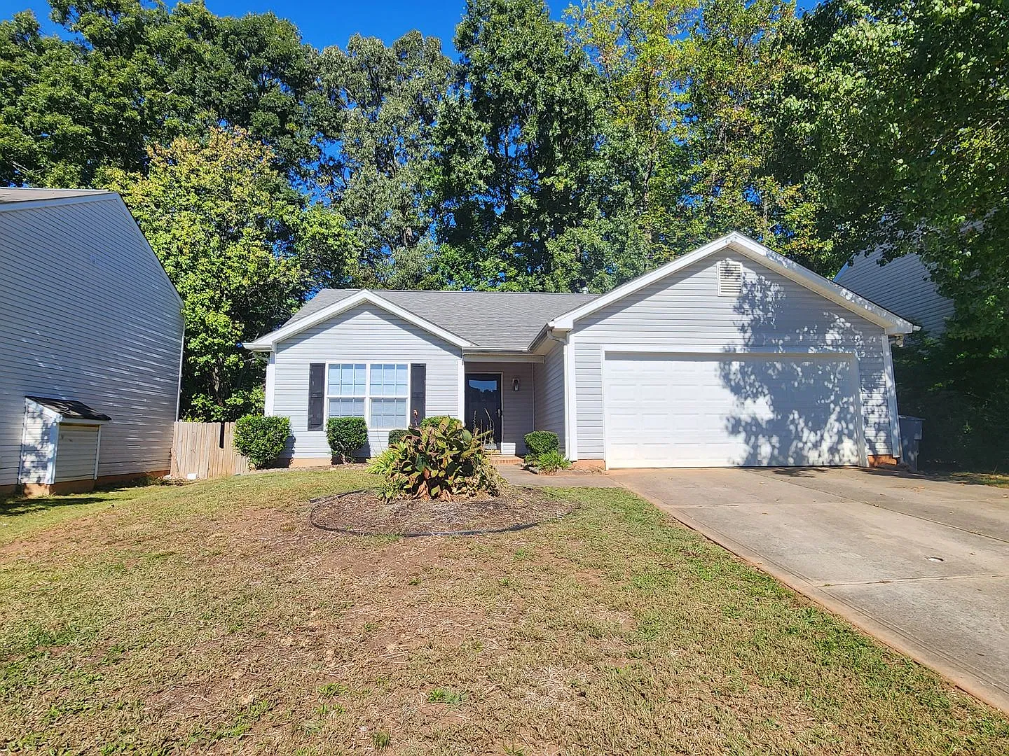 3 Bedroom Home Near University Area — Photo 1