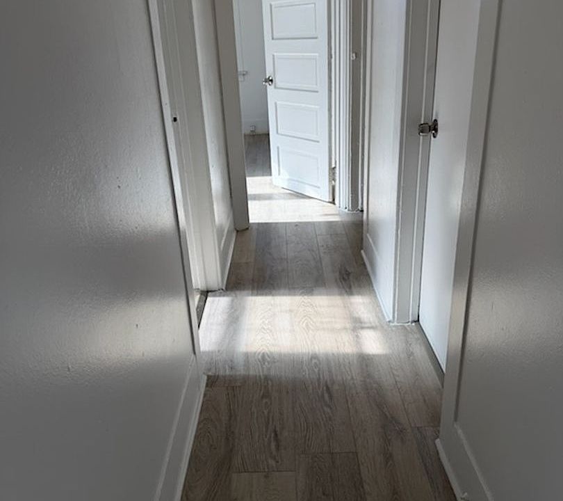 1st image of 833 W 42nd Pl