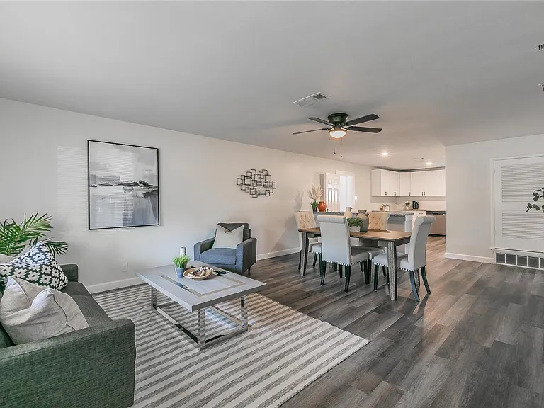 308 Franklin Dr — Photo 2