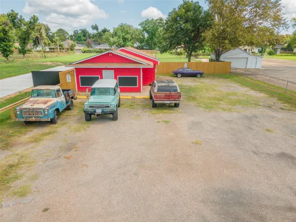 327 S Main St, Clute, TX 77531