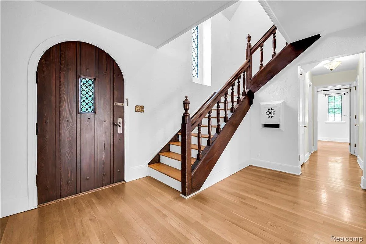 4 bed, 3680 sqft, $7,400 — Photo 3