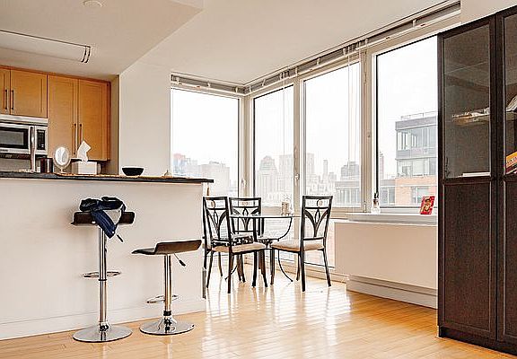 2nd image of 415 Main St APT 15A