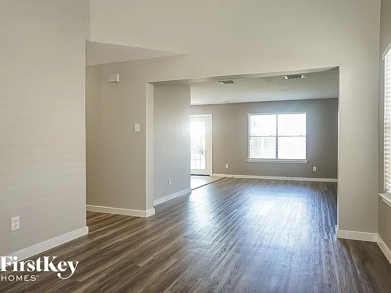 7311 Village Lake Dr — Photo 4