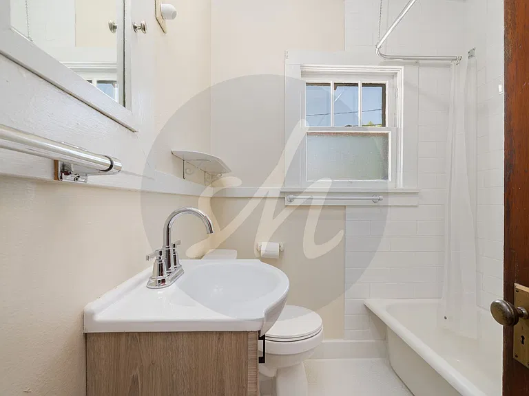 615 E Washington St — Photo 6