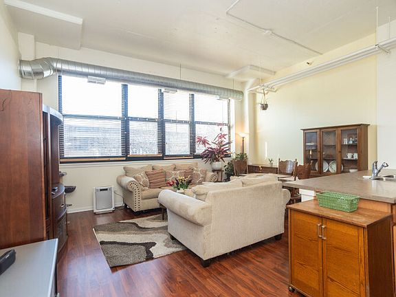 3rd image of 2323 W Pershing Rd APT 140