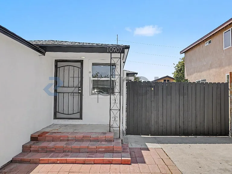 10907 S Burl Ave — Photo 2