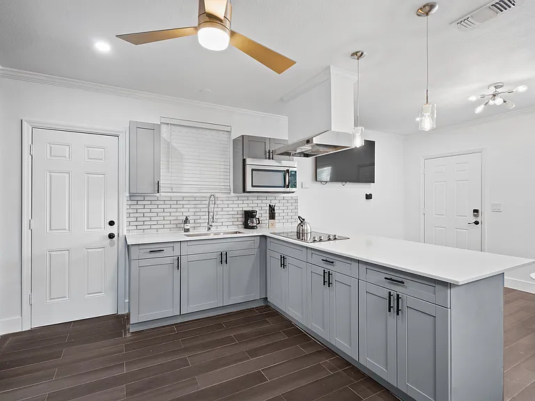 2608 W Swann Ave — Photo 1
