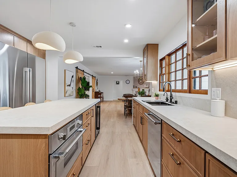 5835 Hillview Park Ave — Photo 35