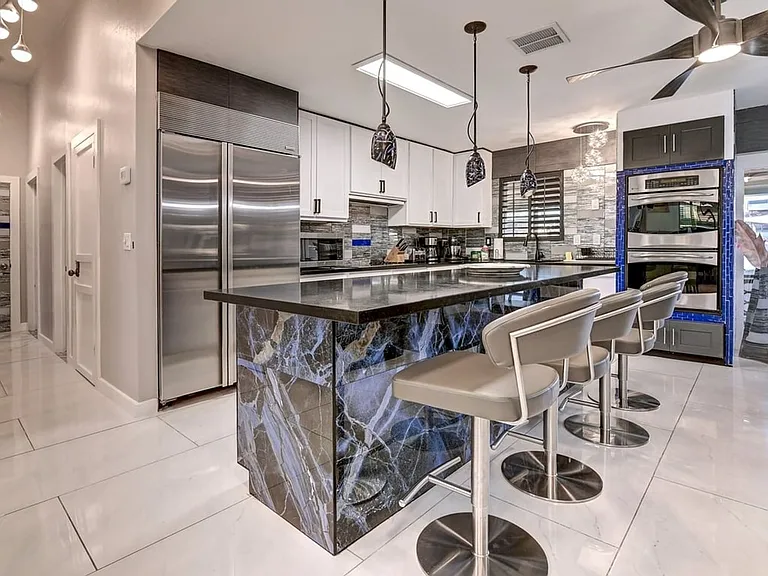 121 W Balboa Dr — Photo 31