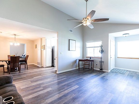 4th image of 713 White Oak Dr