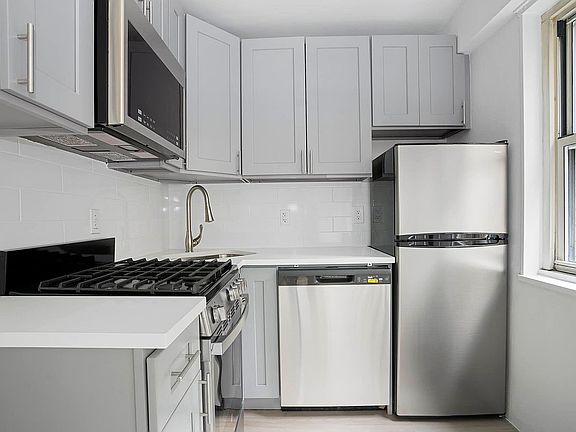 4th image of 321 E 48th St APT 4A