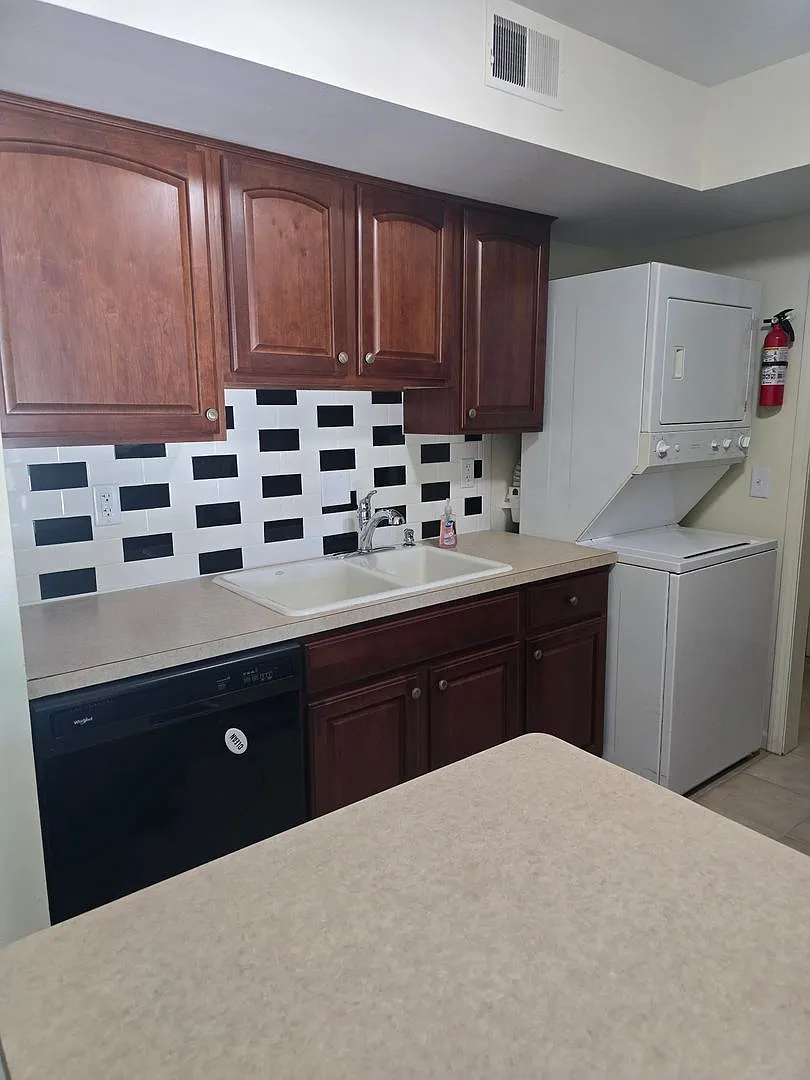 2 bed, 1.0 bath, $1,000 — Photo 2