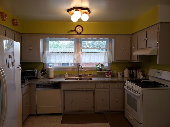 5th image of 8047 Leclaire Ave