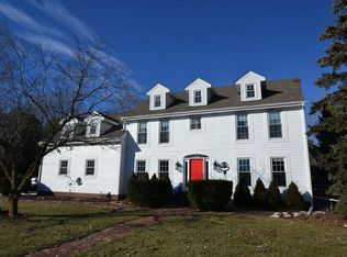 620 W Kenilworth Cir, Mequon, WI 53092