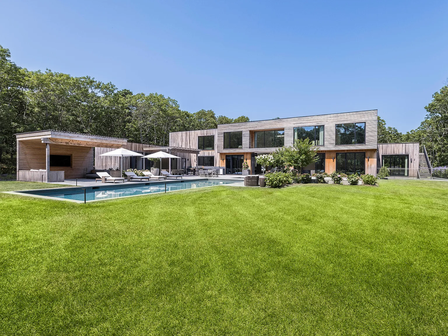 Sleek New Modern in Prime East Hampton — Photo 2