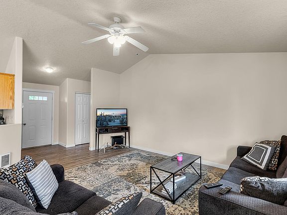 5th image of 2412 NE Jackalope Ct