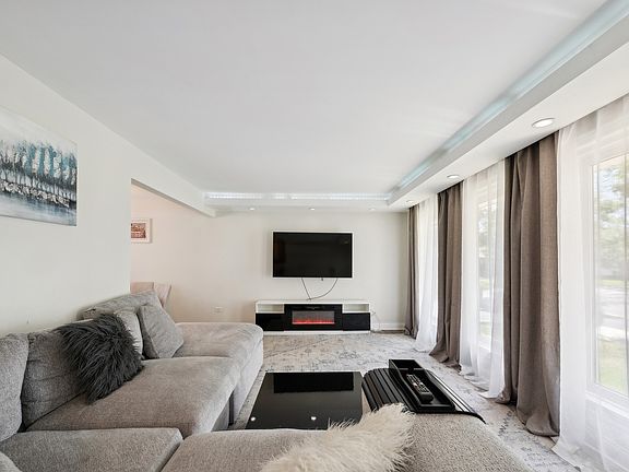 4th image of 15055 Avenida Del Este St