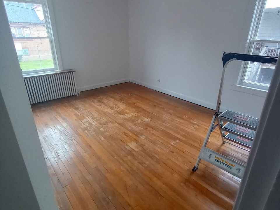 Second bedroom (14'x10')

New hard flooring is being installed.