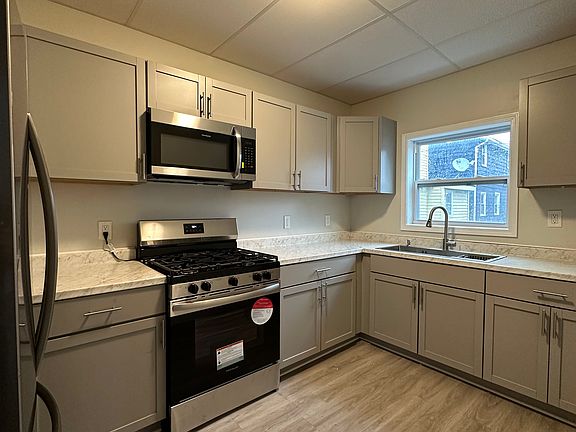 4th image of 876 Woodbine Ave
