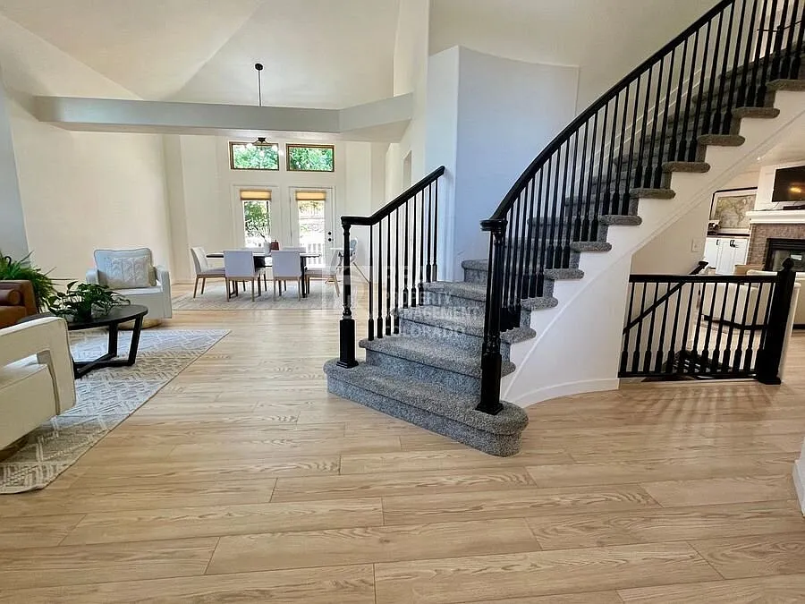 Spacious 4-Bedroom Aurora Home with Finished Basement & Community Amenities — Photo 2