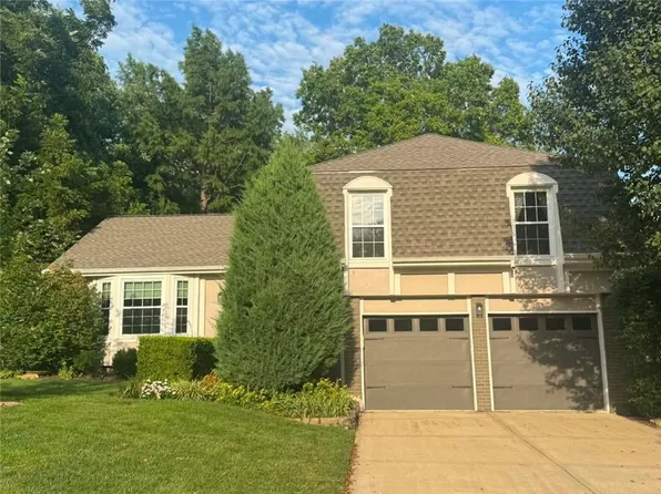 8205 Caenen Lake Rd, Lenexa, KS 66215