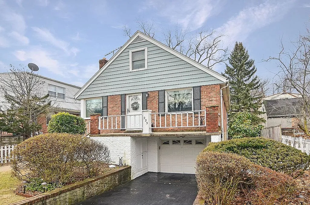 227 Clunie Ave photo 1