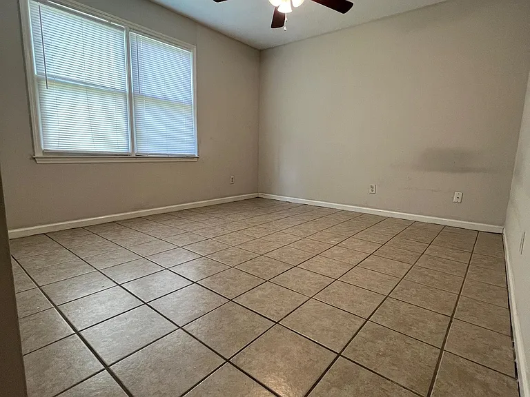 809 Robin Hood Trl — Photo 3