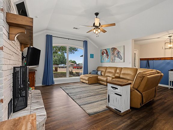 5th image of 202 Daniel Ct