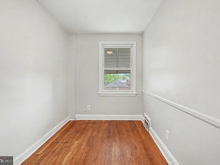828 Saint Dunstans Rd — Photo 11