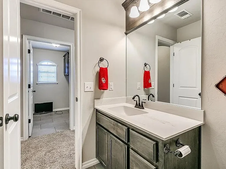 525 Talon Dr — Photo 16