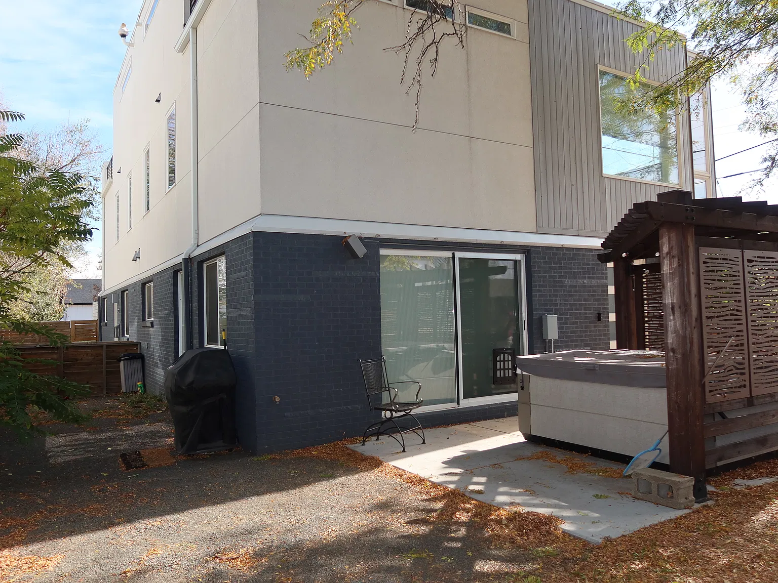 2 bed, 2.5 bath, 2200 sqft, $4,800 — Photo 2
