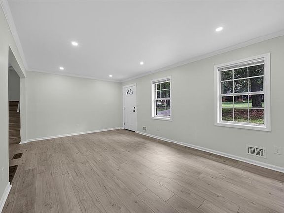 4th image of 5809 Oakleaf Way