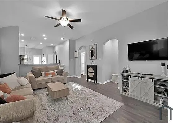 3 bed, 1364 sqft, $1,995 — Photo 2