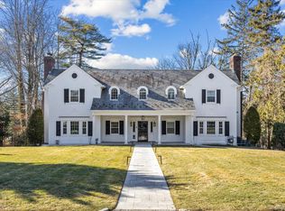 30 Wildwood Dr, Great Neck, NY 11024