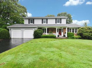 27 E Neck Rd, Huntington, NY 11743