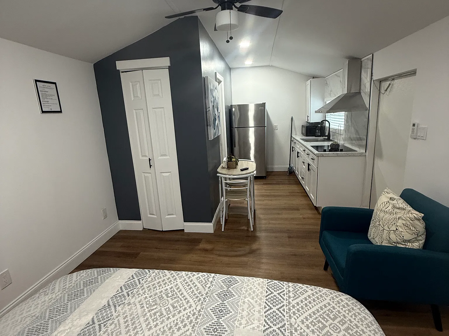 1 bed, 300 sqft, $1,200 — Photo 2