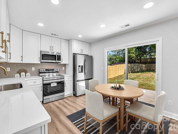 2nd image of 1426 Fontana Ave