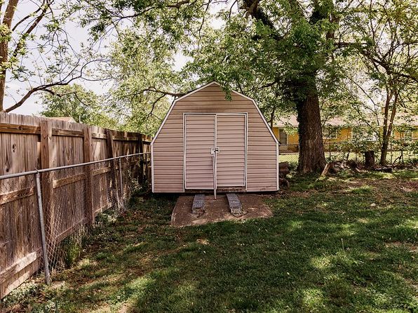 530 Sunset Dr, Mount Zion, IL 62549