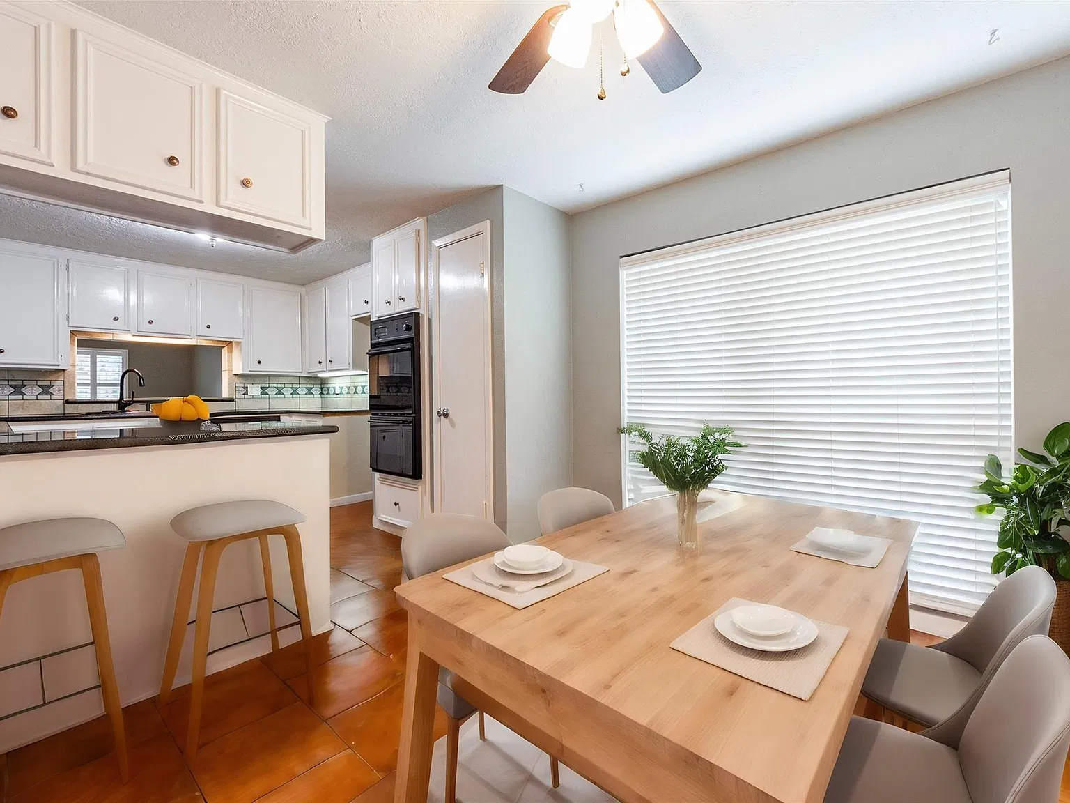 4 bed, 2.0 bath, 2101 sqft, $2,400 — Photo 4