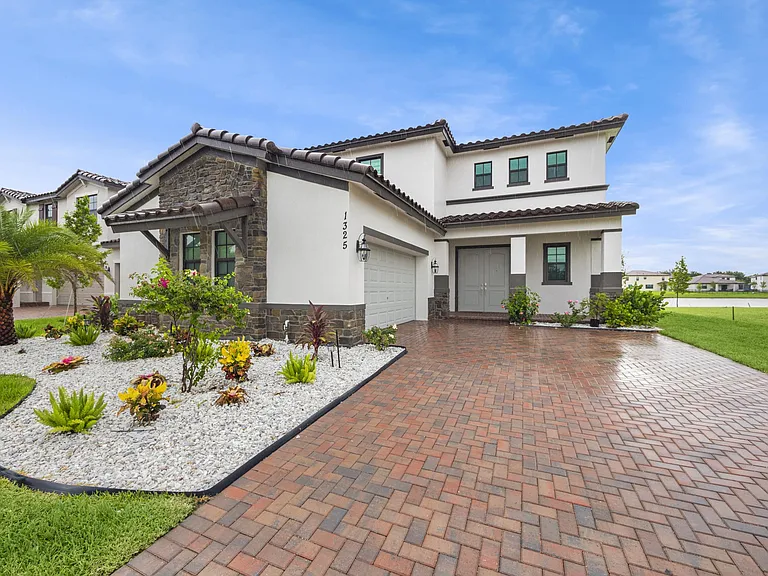 1325 Whitcombe Dr — Photo 2