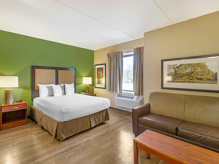 Deluxe Studio - 1 Queen Bed