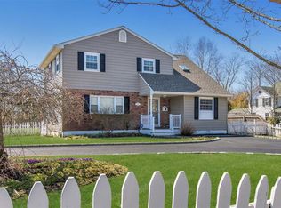 372 Middle Rd, Bayport, NY 11705